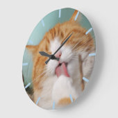 手をなめる猫 ラージ壁時計 (傾斜)