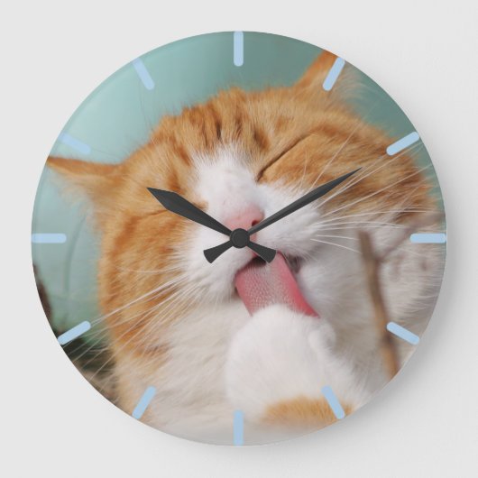 手をなめる猫 ラージ壁時計 (正面)