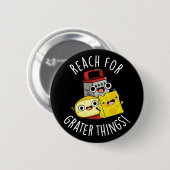 手を伸ばしてグラターおもしろいを手に入れるチーズプンダークBG 缶バッジ (正面&裏面)