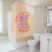 手を伸ばしてシャワーカーテンを支える シャワーカーテン (インサイチュ)