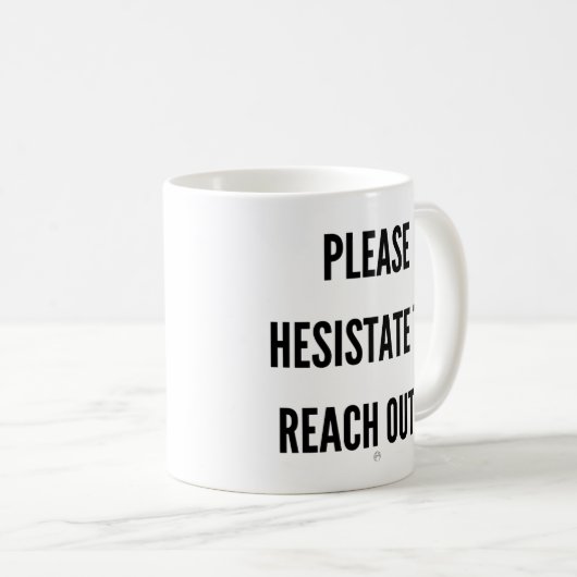 手を伸ばすのをためらう コーヒーマグカップ (正面右)