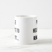 手を伸ばすのをためらう コーヒーマグカップ (中央)