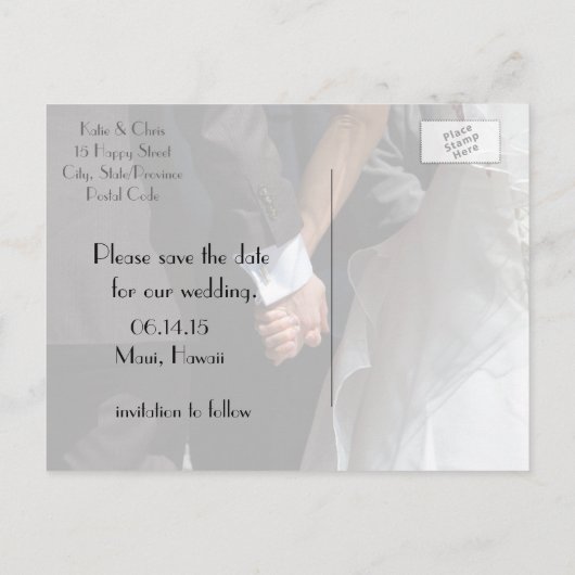 手を持つエレガントな結婚式のカップルの日付を保存 案内ポストカード (裏面)