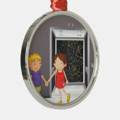 手を握っている女の子および男の子はエレベーターに近づきます メタルオーナメント (右)