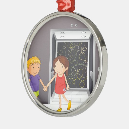 手を握っている女の子および男の子はエレベーターに近づきます メタルオーナメント (左)