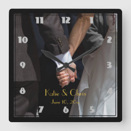 手を握るロマンチックでエレガントな結婚式のカップル スクエア壁時計