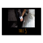 手を握るロマンチックでエレガントな結婚式のカップル テーブルナンバー (裏面)