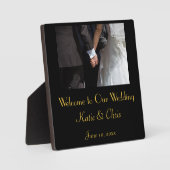 手を握るロマンチックでエレガントな結婚式のカップル フォトプラーク (正面)