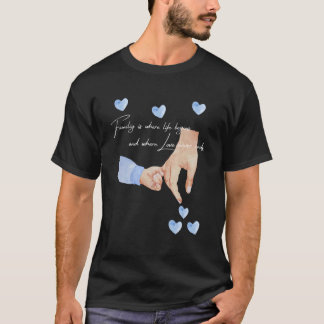 手を握る少年の新しい父親をベッドで探す Tシャツ