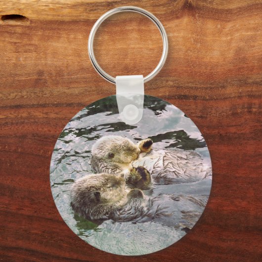 手を握る海のカワウソ キーホルダー (正面)