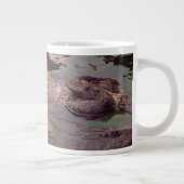 手を握る海のカワウソ ジャンボコーヒーマグカップ (右)