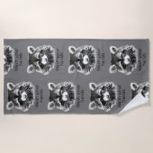 手を洗うおもしろいラクーンアニマル引用文アート ビーチタオル (正面)