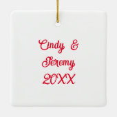 手を繋いでかわいいアニメパーソナライズされたカップル セラミックオーナメント (裏面)