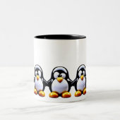 手を繋ぐペンギンの家族 ツートーンマグカップ (中央)