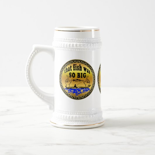 手を離して魚とボートを水で示す ビールジョッキ (左)