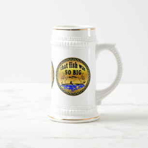 手を離して魚と水のあるボートを見せる ビールジョッキ