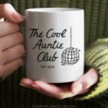 手パーソナライズされた引きアウンティクール姉妹ギフト コーヒーマグカップ<br><div class="desc">Auntie Clubクール mugのご紹介 – お姉さんや友達、義理の妹と一緒に最高のお姉さんの妊娠のエキサイティングなニュースを共有する完璧な方法を！この魅力的一種類のマグカップは、その名前と年とパーソナライズされた共に、忘れられない明かりを作る。写真この思いやりある贈り物を解き放つ際の驚きと喜びの表情を見る – 単シンプルなる飲み物用品以上のマグカップ。手で描いたディスコのボールとフォントで飾られた心スタイリッシュのこもった発表だ。楽しさと楽しさで作ら気にれ、このマグカップは単なる形見ではなく、叔母と彼女の成長する家族の間の特別な絆のお祝いであり、前方の美しい旅の甘い思い出である。</div>
