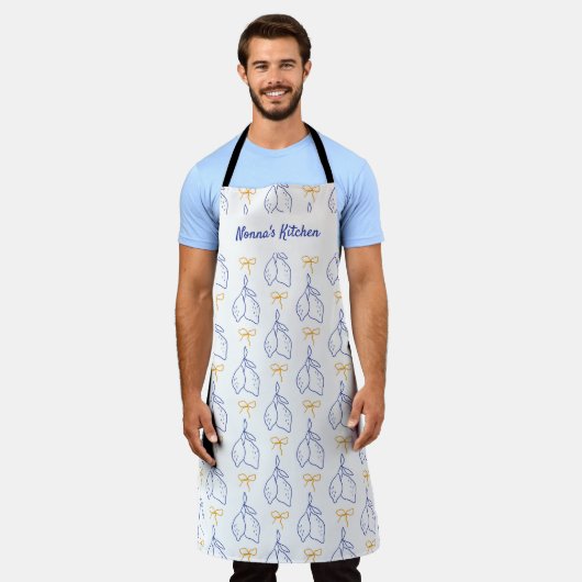 手パーソナライズされた引きブルーイタリアンレモン エプロン (着用した状態)