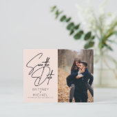 手ミニマルでレターフォトピンクの日付を保存 案内ポストカード (スタンド正面)