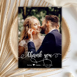手モダン入力結婚写真サンキューカード サンキューカード<br><div class="desc">手モダンでレタ結婚ーした写真サンキューカード。スタイリッシュ結婚モダン渦巻形のは、写真上で白い手書きタイポグラフィスクリプトフォントで文字「ありがとう感謝してい」と前面に完全な垂直の写真を搭載したテンプレートをハガキ。2枚の写真が入った両面カード。メッセージと名前をカスタムするを感謝していパーソナライズする。名前テンプレートは少し白いハートを含む。ノートもしを手書きしたい場合は、サンプル文字を削除して宇宙を増やす。おもしし救済まは合わせ品連絡が欲しい！</div>