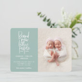 手モダン描き双子ベビー誕生の発表 案内状 (スタンド正面)