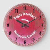 手作りウッドワーク赤鋸刃パーソナライズされた ラージ壁時計 (正面)