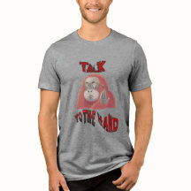 手元男性用Tシャツに向かって話す