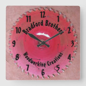 手利木工レッドソーブレード名前をカスタムする スクエア壁時計 (正面)