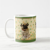 手塗りの地球の調子のパグのパーティー コーヒーマグカップ (左)