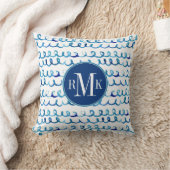 手塗りの青い水彩画の波状パターン クッション (ブランケット)