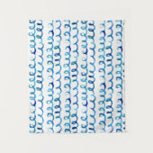 手塗りの青い水彩画の波状パターン タペストリー (正面)