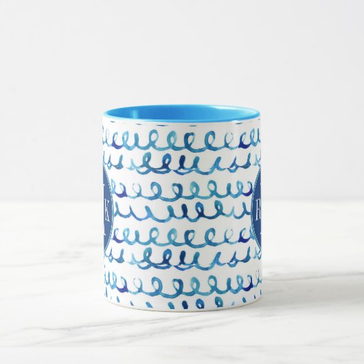 手塗りの青い水彩画の波状パターン マグカップ (中央)