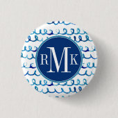 手塗りの青い水彩画の波状パターン 缶バッジ (正面)