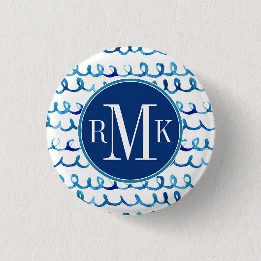 手塗りの青い水彩画の波状パターン 缶バッジ (正面)