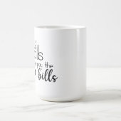 手形を支払うためにピルを投げる コーヒーマグカップ (中央)