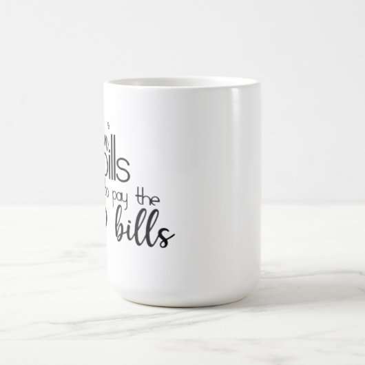 手形を支払うためにピルを投げる コーヒーマグカップ (中央)