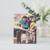 手彩色小さな女の子読のヴィンテージ ポストカード (スタンド正面)