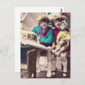 手彩色小さな女の子読のヴィンテージ ポストカード (正面/裏面)