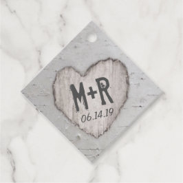 手彫りのハートイニシャルが付いた樺の木のウェディング フェイバータグ