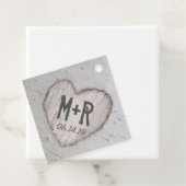 手彫りのハートイニシャルが付いた樺の木のウェディング フェイバータグ (インサイチュ)