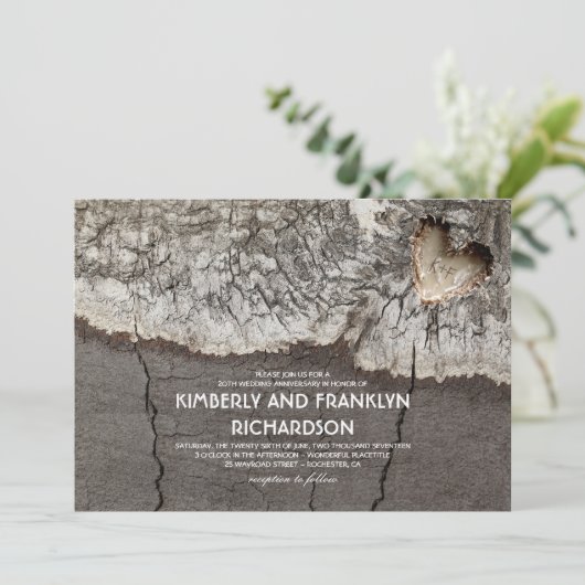 手彫りのハート型の樺の木の結婚記念日 招待状 (スタンド正面)