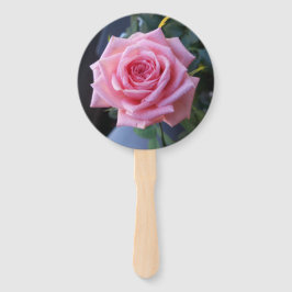 手持ちの扇子に置かれたピンクのバラの写真 ハンドファン