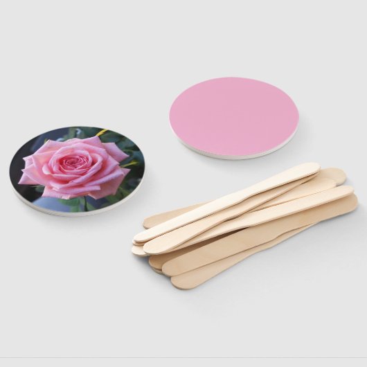 手持ちの扇風機に置いたピンクのバラの写真 ハンドファン (組立なし)