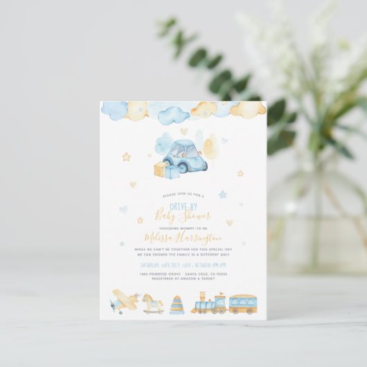 手持ち色彩の鮮やか男の赤ちゃんのおもちゃがベビーシャワーをドライブバイ インビテーションポストカード (スタンド正面)