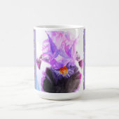手描きのパープルアイリス 花のラテムグ コーヒーマグカップ (中央)