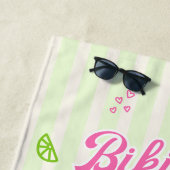 手描きのビキニとマティーニの独身パーティー ビーチタオル (インサイチュ)