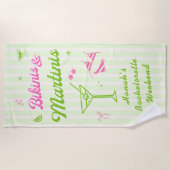 手描きのビキニとマティーニの独身最後のパーティー ビーチタオル (正面)