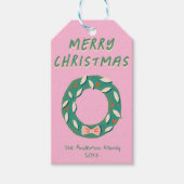 手描きのピンクグリーンのクリスマスリースの太字 ギフトタグ (正面)
