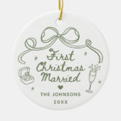 手描きのファンタジー 初めての結婚クリスマス セラミックオーナメント (正面)