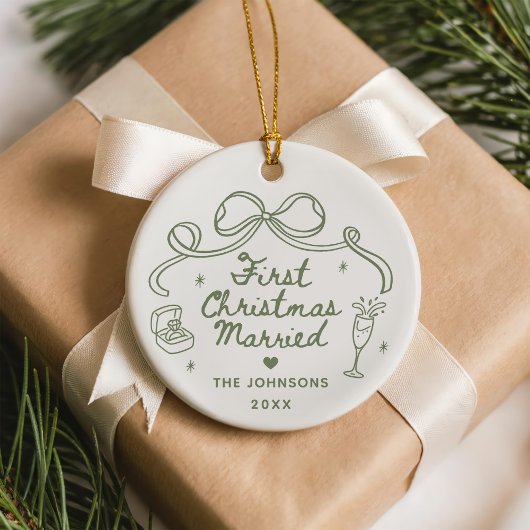 手描きのファンタジー 初めての結婚クリスマス セラミックオーナメント